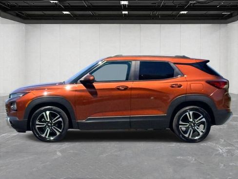 Used 2021 Chevrolet TrailBlazer LT w/ Premium Seating Package FWD image 2