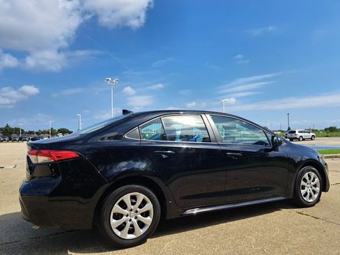 Used 2025 Toyota Corolla LE FWD image 5