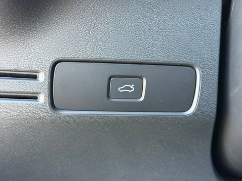 Used 2024 Volvo XC40 B5 Core AWD/4WD image 28