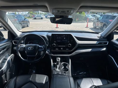 Used 2020 Toyota Highlander XLE AWD/4WD image 12