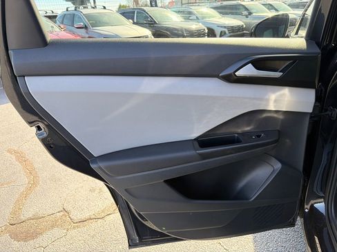 Used 2023 Volkswagen Taos SE w/ Panoramic Sunroof Package image 21