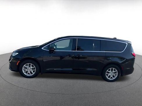 Used 2024 Chrysler Pacifica Touring-L FWD image 9