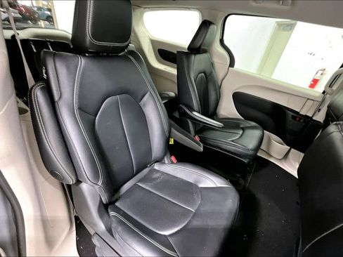 Used 2024 Chrysler Pacifica Limited FWD image 31