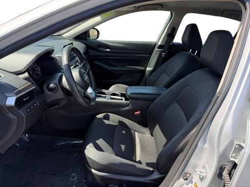 Used 2024 Nissan Altima 2.5 SV image 10