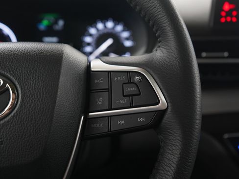Used 2024 Toyota Sienna XLE w/ XLE Plus Package FWD image 28