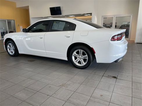 Used 2019 Dodge Charger SXT image 3