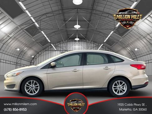 Used 2017 Ford Focus SE w/ Cold Weather Package FWD image 8