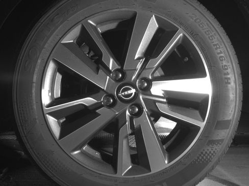 Used 2025 Nissan Versa SV FWD image 17