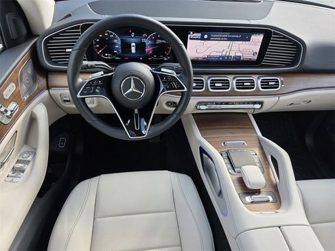 Used 2025 Mercedes-Benz GLS 450 4MATIC image 13