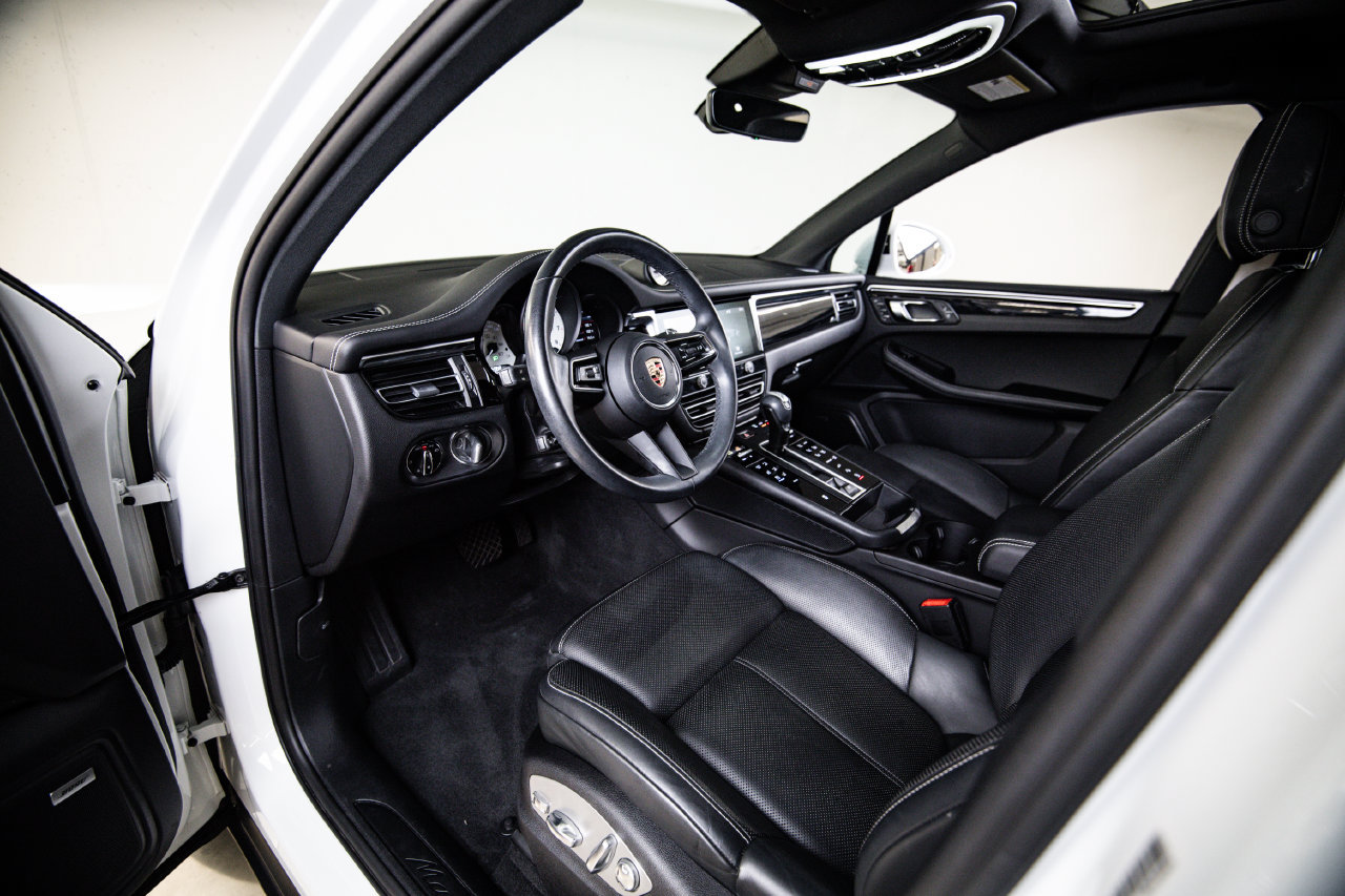 Certified 2024 Porsche Macan AWD/4WD image 4