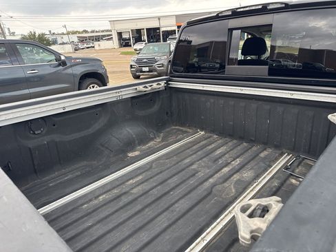 Used 2018 Nissan Titan SV w/ SV Convenience Package RWD image 6