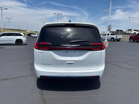 Used 2025 Chrysler Pacifica Select FWD image 6