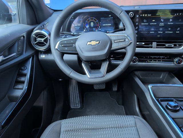 Used 2026 Chevrolet Equinox LT AWD/4WD image 2