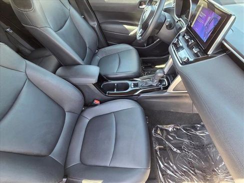 Used 2024 Toyota Corolla Cross XLE image 19