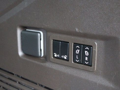 Used 2022 GMC Yukon SLT w/ SLT Premium Package AWD/4WD image 64