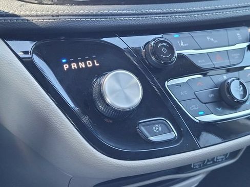 Used 2023 Chrysler Pacifica Touring-L FWD image 12