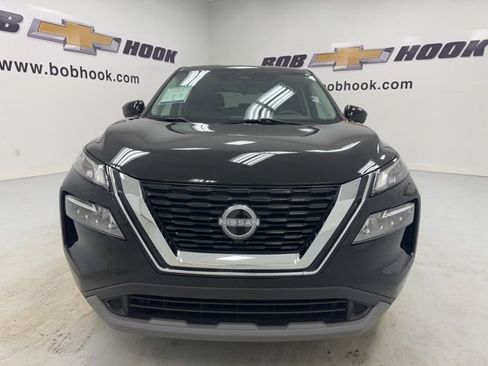 Used 2023 Nissan Rogue SV image 2