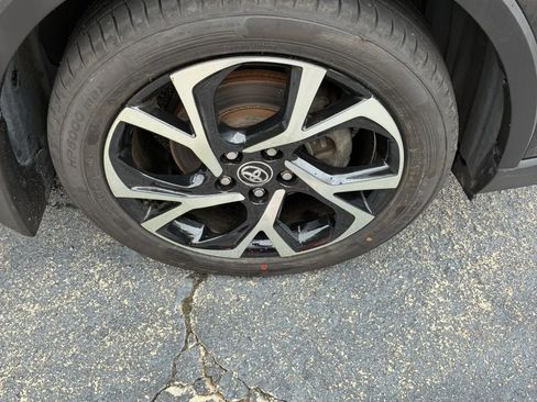 Used 2019 Toyota C-HR XLE FWD image 31