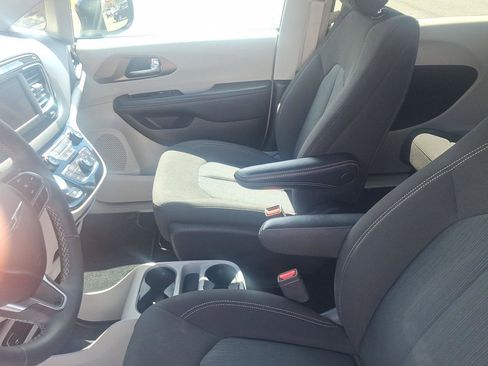 Used 2023 Chrysler Voyager LX image 9