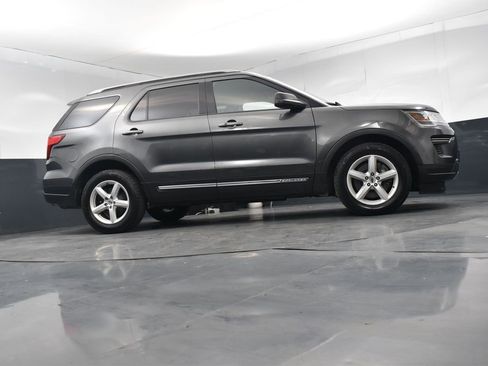 Used 2018 Ford Explorer XLT image 28