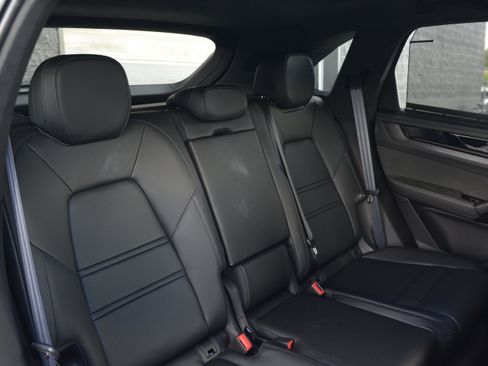 Certified 2026 Porsche Cayenne GTS AWD/4WD image 33