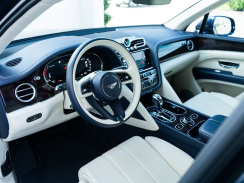 Used 2024 Bentley Bentayga image 3