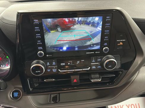 Used 2021 Toyota Highlander LE AWD/4WD image 24
