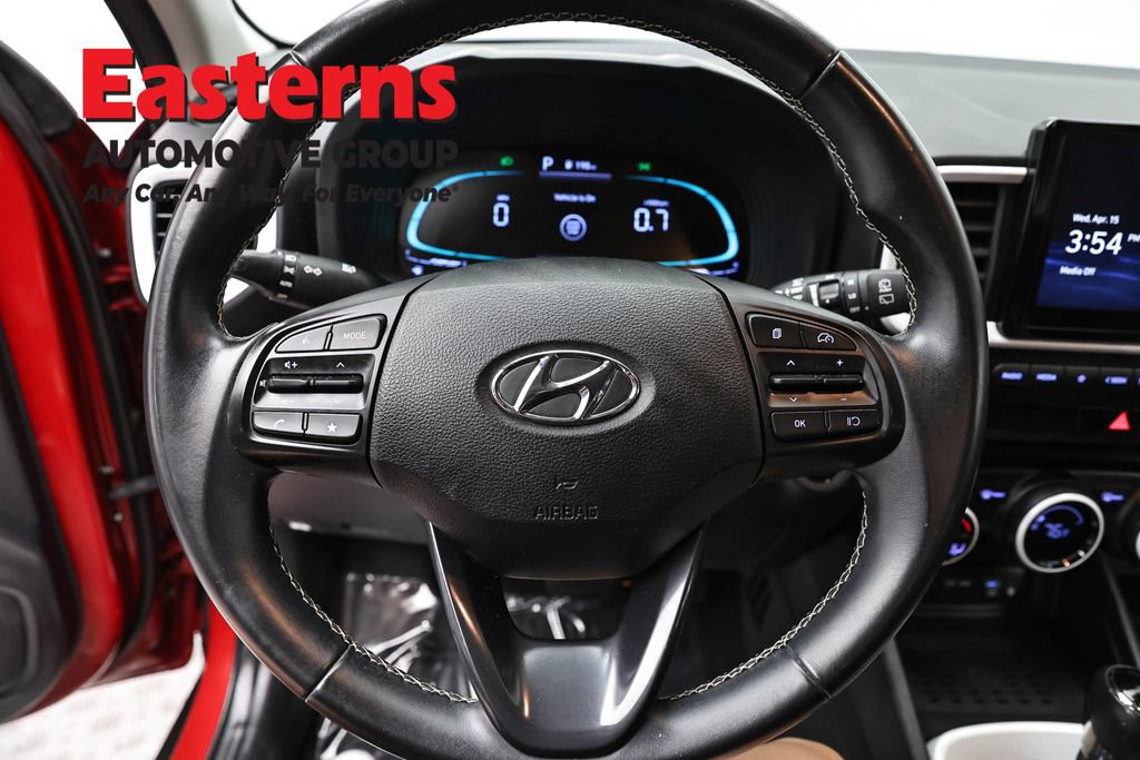 Used 2023 Hyundai Venue Limited FWD image 11