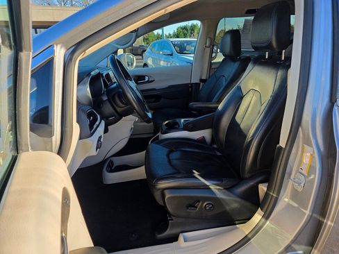 Used 2021 Chrysler Pacifica Touring-L image 4
