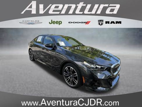 Used 2025 BMW 530i RWD image 1