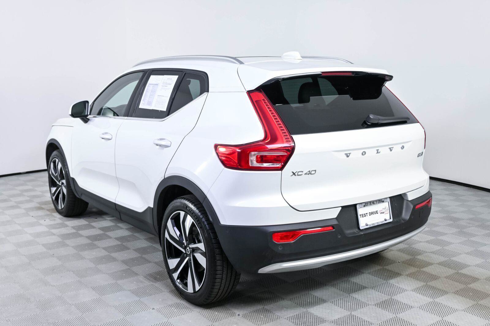 Used 2024 Volvo XC40 B5 Plus w/ Protection Package Premier AWD/4WD image 3