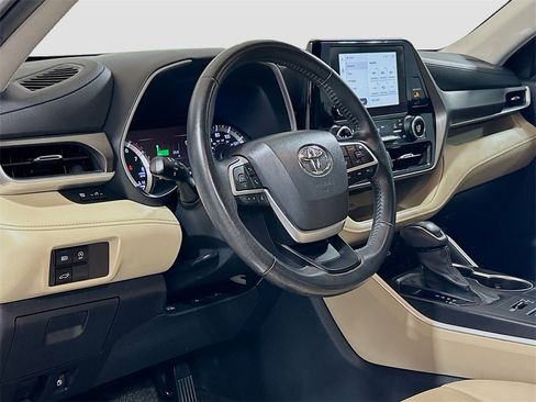 Used 2023 Toyota Highlander XLE image 7