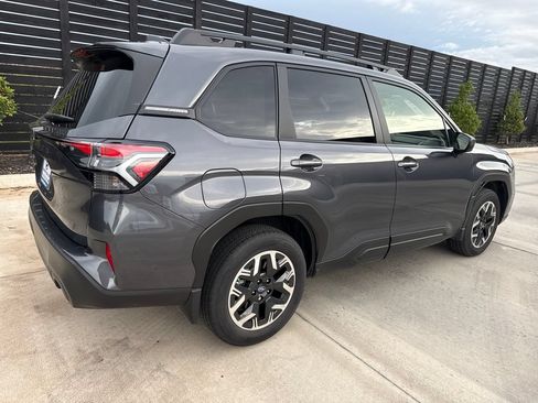 Used 2025 Subaru Forester Premium AWD/4WD image 5