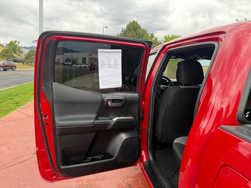 Used 2022 Toyota Tacoma TRD Off-Road AWD/4WD image 16