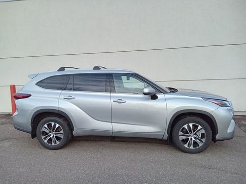 Used 2021 Toyota Highlander XLE image 2