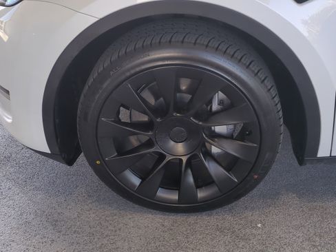 Used 2023 Tesla Model Y Long Range image 11
