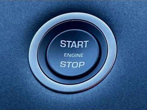 Used 2025 Land Rover Discovery Sport S image 25