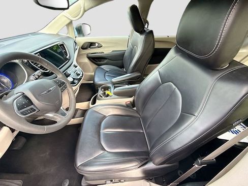 Used 2023 Chrysler Pacifica Touring-L FWD image 21