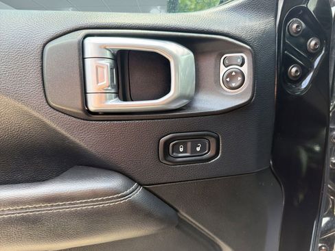 Used 2019 Jeep Wrangler Unlimited Sahara AWD/4WD image 13