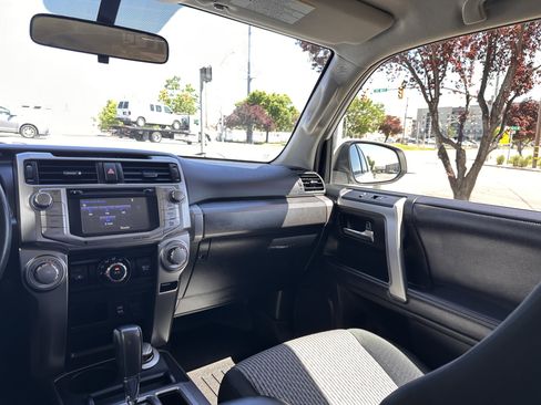 Used 2018 Toyota 4Runner SR5 AWD/4WD image 32