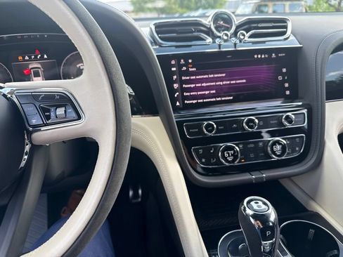 Used 2022 Bentley Bentayga AWD/4WD image 4