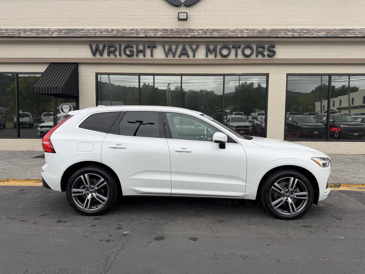 Used 2020 Volvo XC60 T5 Momentum w/ Protection Package Premier AWD/4WD image 2