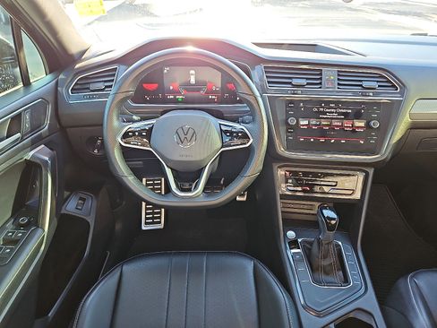 Certified 2022 Volkswagen Tiguan SE R-Line image 8