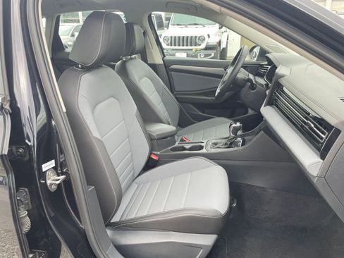 Used 2025 Volkswagen Jetta SE image 36