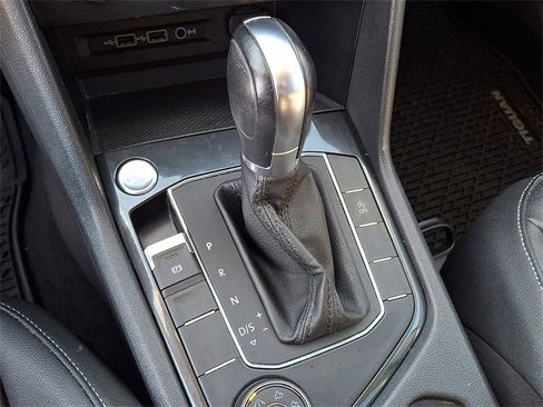 Used 2019 Volkswagen Tiguan SE w/ Panoramic Sunroof Package image 11