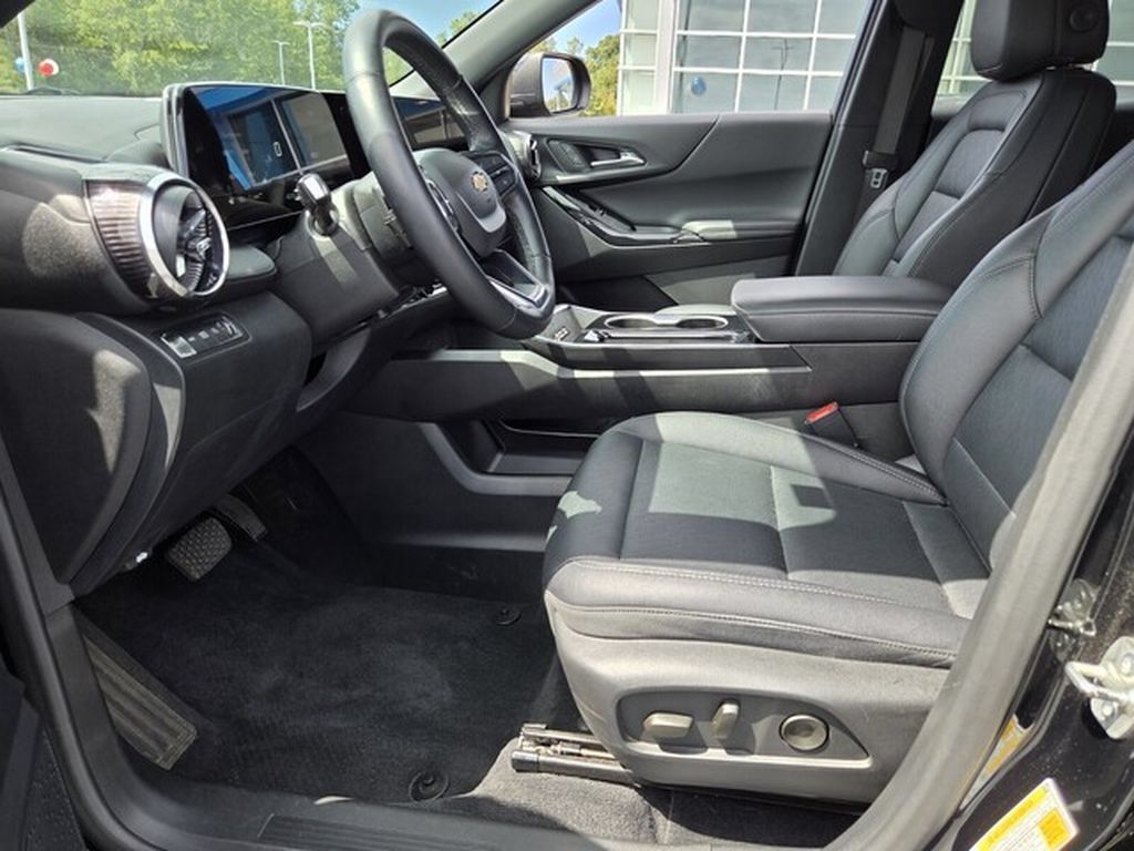 Used 2025 Chevrolet Equinox LT w/ Convenience Package II AWD/4WD image 10