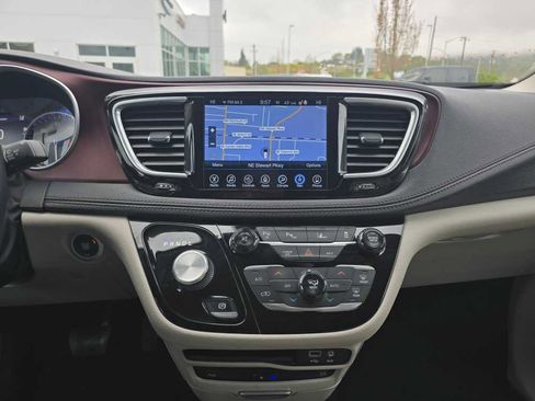Used 2017 Chrysler Pacifica Limited w/ UConnect Theater Package FWD image 12