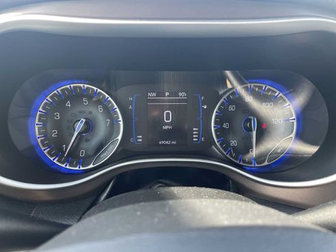 Used 2018 Chrysler Pacifica Touring Plus w/ Tire & Wheel Group FWD image 12