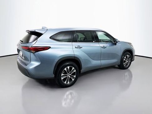 Used 2022 Toyota Highlander XLE image 7