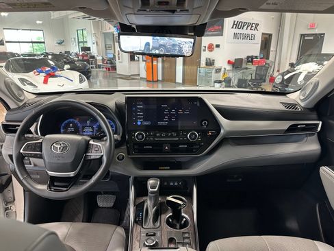 Used 2024 Toyota Highlander Platinum AWD/4WD image 15